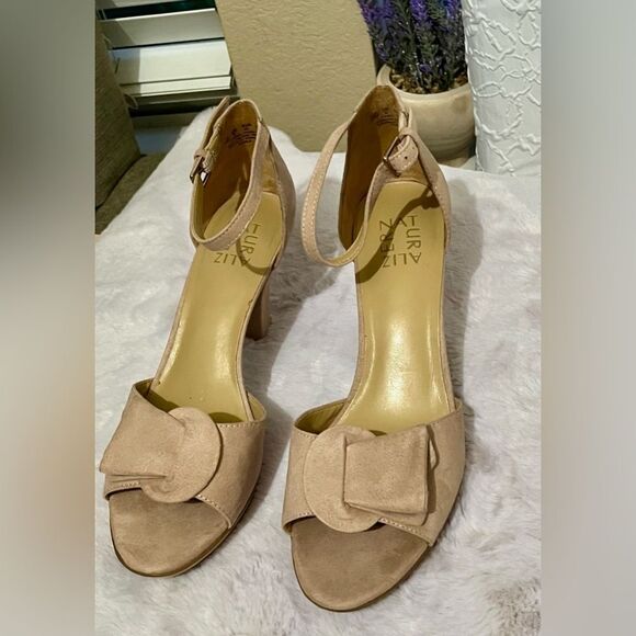 Naturalizer Carla Pink Buckle Sandals 3.5” Heels. Silver Buckle Size 10 NWOB - Picture 1 of 9